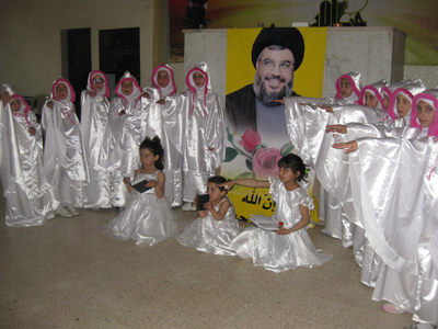 مكلفات يؤدين القسم