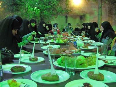 الأخوات المكرمات على مائدة الافطار