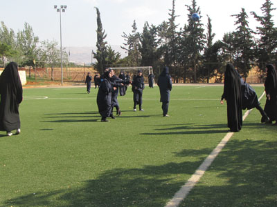 دليلات يلعبن كرة القدم 