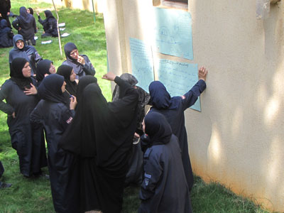 دليلات يقدمن عمل المجموعات