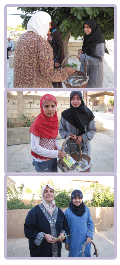 مرشدات يوزعن الحلوى